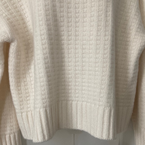 Cozy Cream Turtleneck  Cashmere Sweater, size-L - Picture 2 of 8